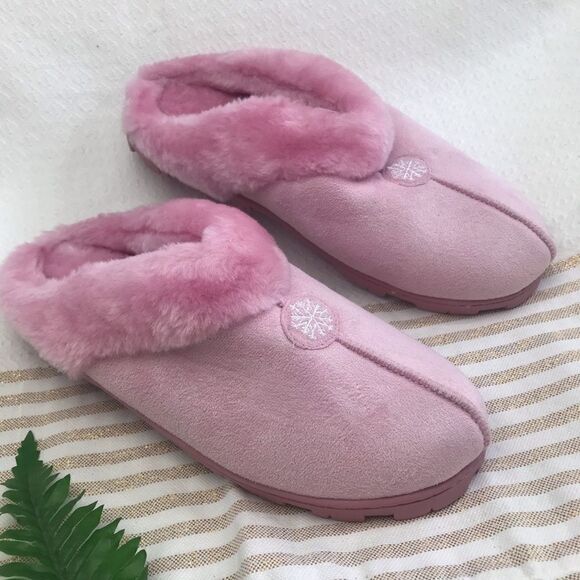 NEW Faux Fur Fuzzy Pink Slippers - Picture 2 of 10